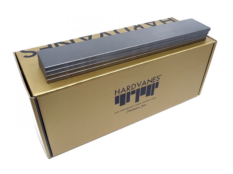 Paletas rectangulares de grafito Hardvanes apiladas sobre una caja alargada