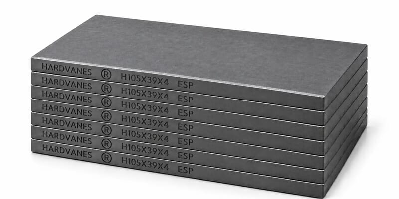 Kit HARDVANES® de 7 paletas idénticas de 105 × 39 × 4 mm, apiladas y alineadas sobre fondo blanco.