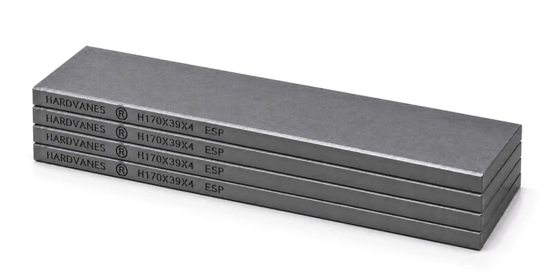 Kit de cuatro paletas HARDVANES® de carbono-grafito de 170 × 39 × 4 mm, apiladas con bisel y grabado H170X39X4 ESP a la izquierda