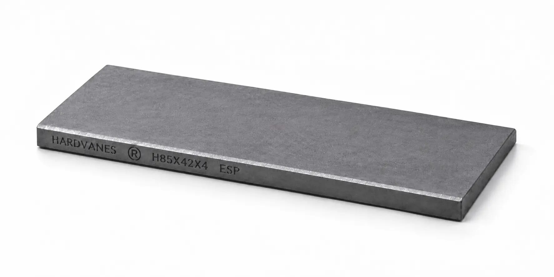HARDVANES® — Paleta individual 85 × 42 × 4 mm Paleta individual HARDVANES® de 85 × 42 × 4 mm, carbono-grafito con bisel, grabado a la izquierda y fondo blanco