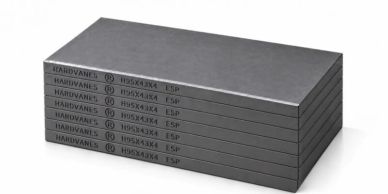 Kit HARDVANES® H95434/7 con siete paletas de carbono-grafito de 95 × 43 × 4 mm apiladas y alineadas, con bisel y grabado a la izquierda