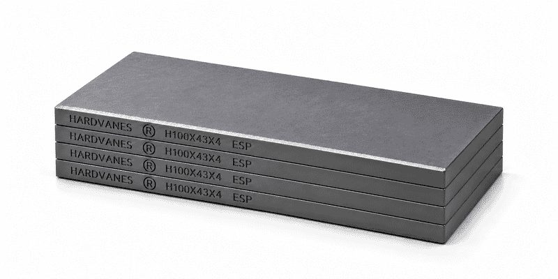 Kit de 4 paletas HARDVANES® de carbono-grafito, 100 × 43 × 4 mm por paleta, con grabado a la izquierda.