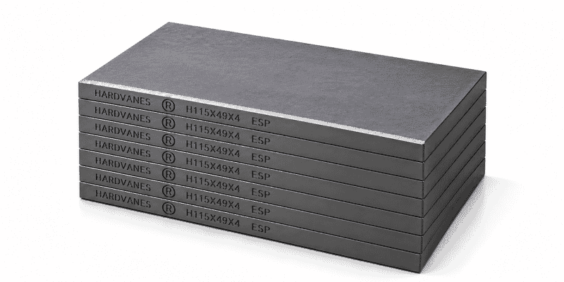 Kit de 7 paletas HARDVANES® de carbono-grafito, 115 × 49 × 4 mm por paleta, con grabado a la izquierda.