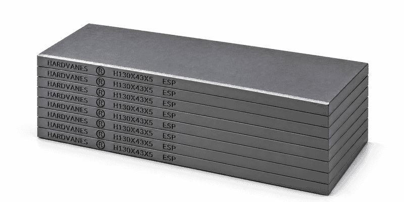 Kit de 8 paletas HARDVANES® de carbono-grafito, 130 × 43 × 5 mm por paleta, con grabado a la izquierda.