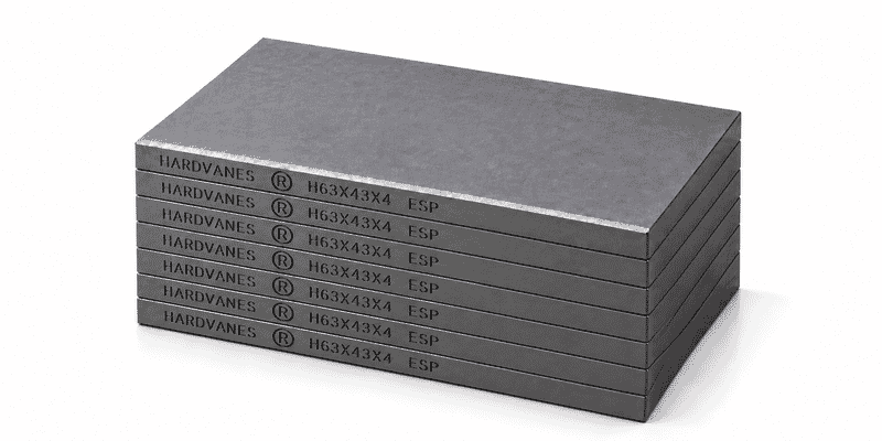 Kit HARDVANES® H63434/7 de siete paletas de 63 × 43 × 4 mm alineadas, con bisel y grabado H63X43X4 ESP a la izquierda en cada pieza