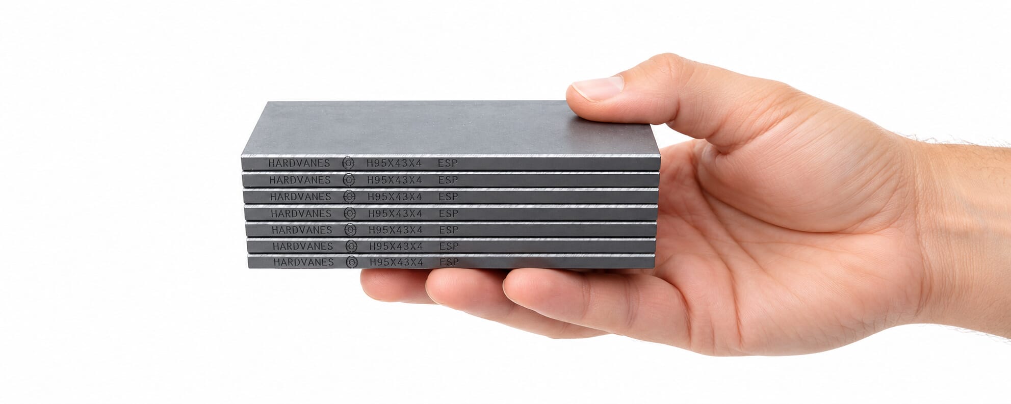 Una mano sostiene el juego de siete paletas HARDVANES, con sus cantos grabados visibles
